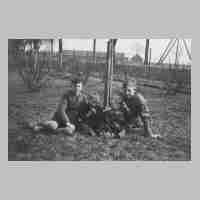 106-0109 Die Kinder Kein Kurt, Alfred, Manfred und Franz im Garten. Im Hintergrund die Gebaeude der Domaene Schmidtke.jpg